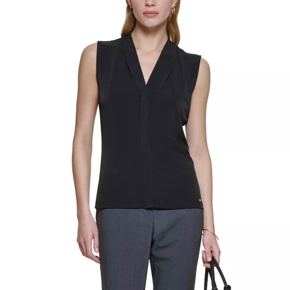 NWT Women’s Gathered V-Neck Black Sleeveless Top